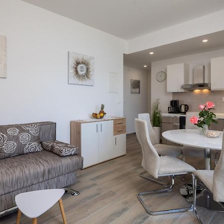 Apartments 20 Meters From The Beach Jesenice  Εξωτερικό φωτογραφία