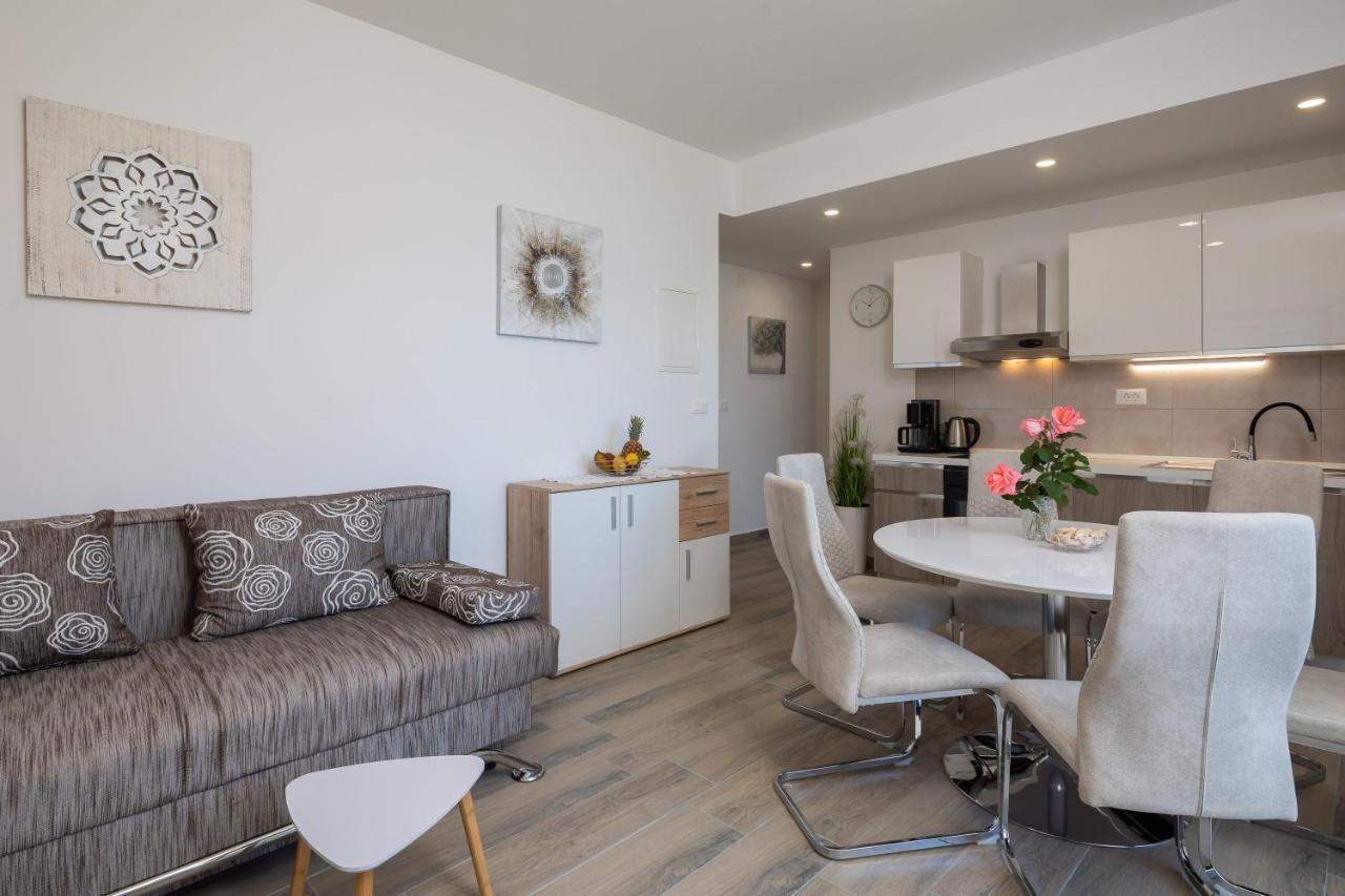Apartments 20 Meters From The Beach Jesenice  Εξωτερικό φωτογραφία