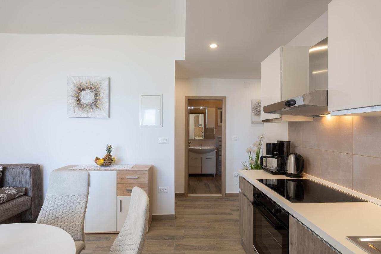 Apartments 20 Meters From The Beach Jesenice  Εξωτερικό φωτογραφία